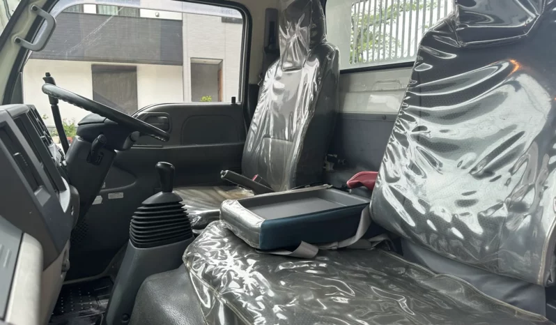 
								Isuzu ELF Truck full									