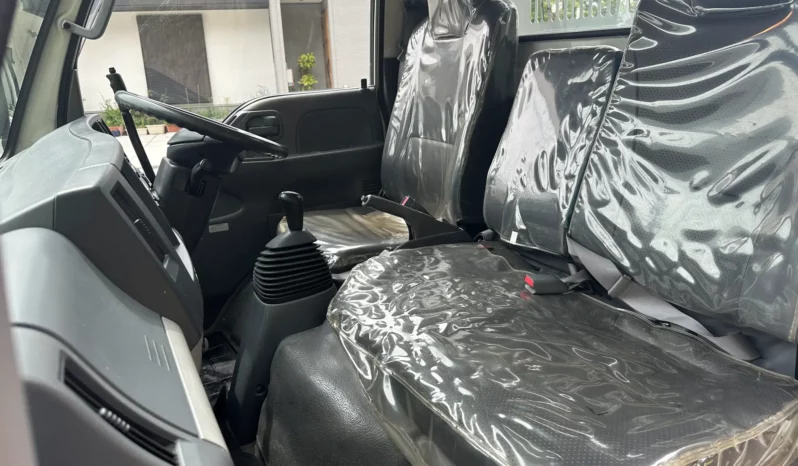 
								Isuzu ELF Truck full									