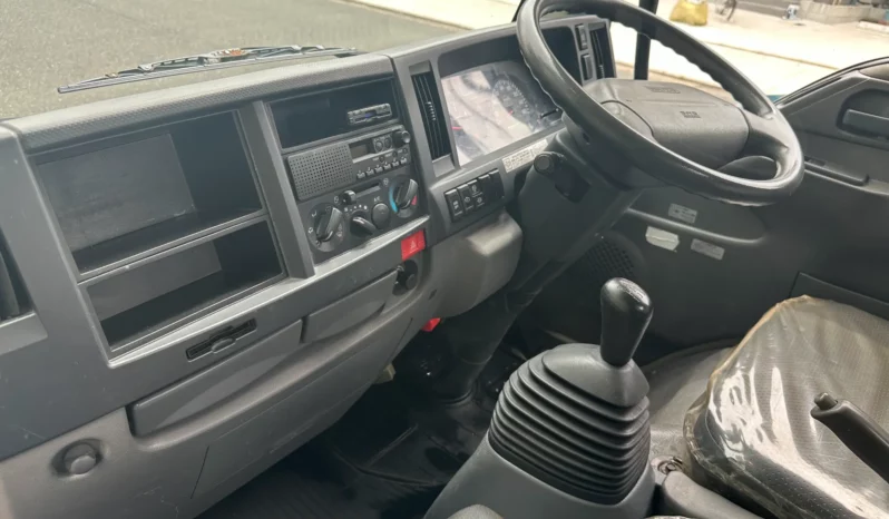 
								Isuzu ELF Truck full									