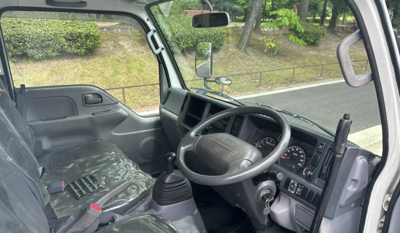 
								Isuzu ELF Truck full									