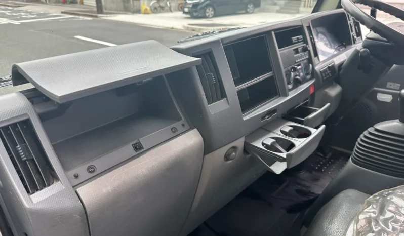 
								Isuzu ELF Truck full									