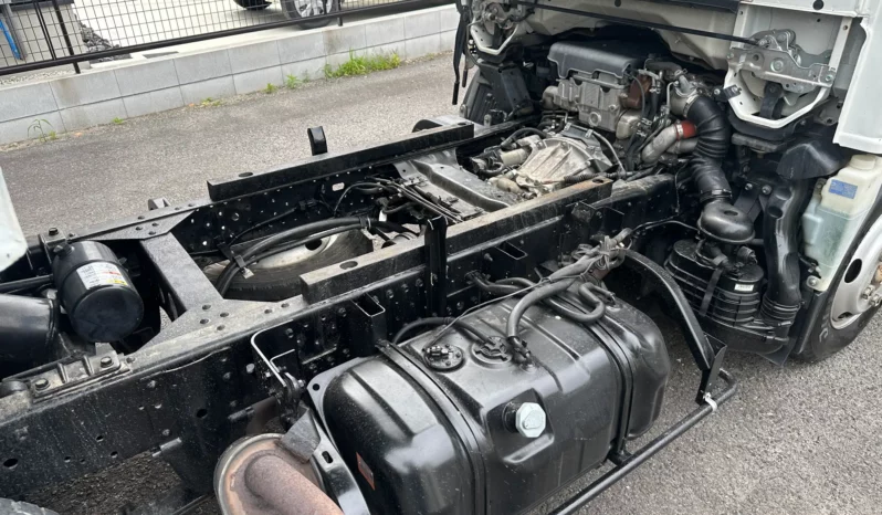 
								Isuzu ELF Truck full									