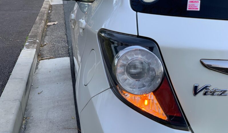 
								Vitz RS GS Pearl full									