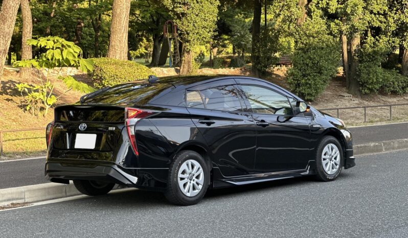 
								Toyota Prius full									