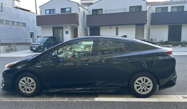 
								Toyota Prius full									